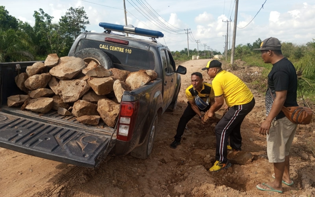 Polsek Dente Teladas Gelar Gotong Royong Perbaiki Jalan Poros, Wujud Kepedulian dan Sinergi Bersama Warga