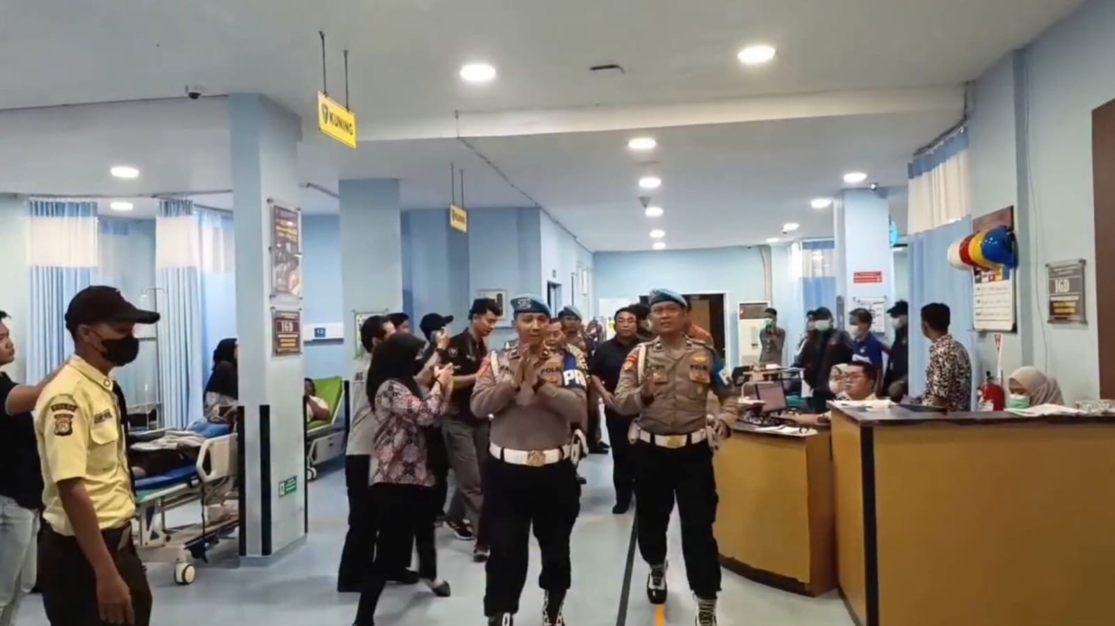 Roy Suryo dan Dokter Tifa Keluar IGD Rs Polri Kramat Jati, Dipindahkan Keruang Rawat Inap
