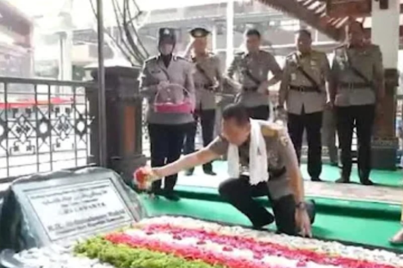 KAPOLRI ZIARAH KE MAKAM GUS DUR DI TEBUIRENG, BAGIAN RANGKAIAN PERINGATAN HARI BHAYANGKARA KE-80