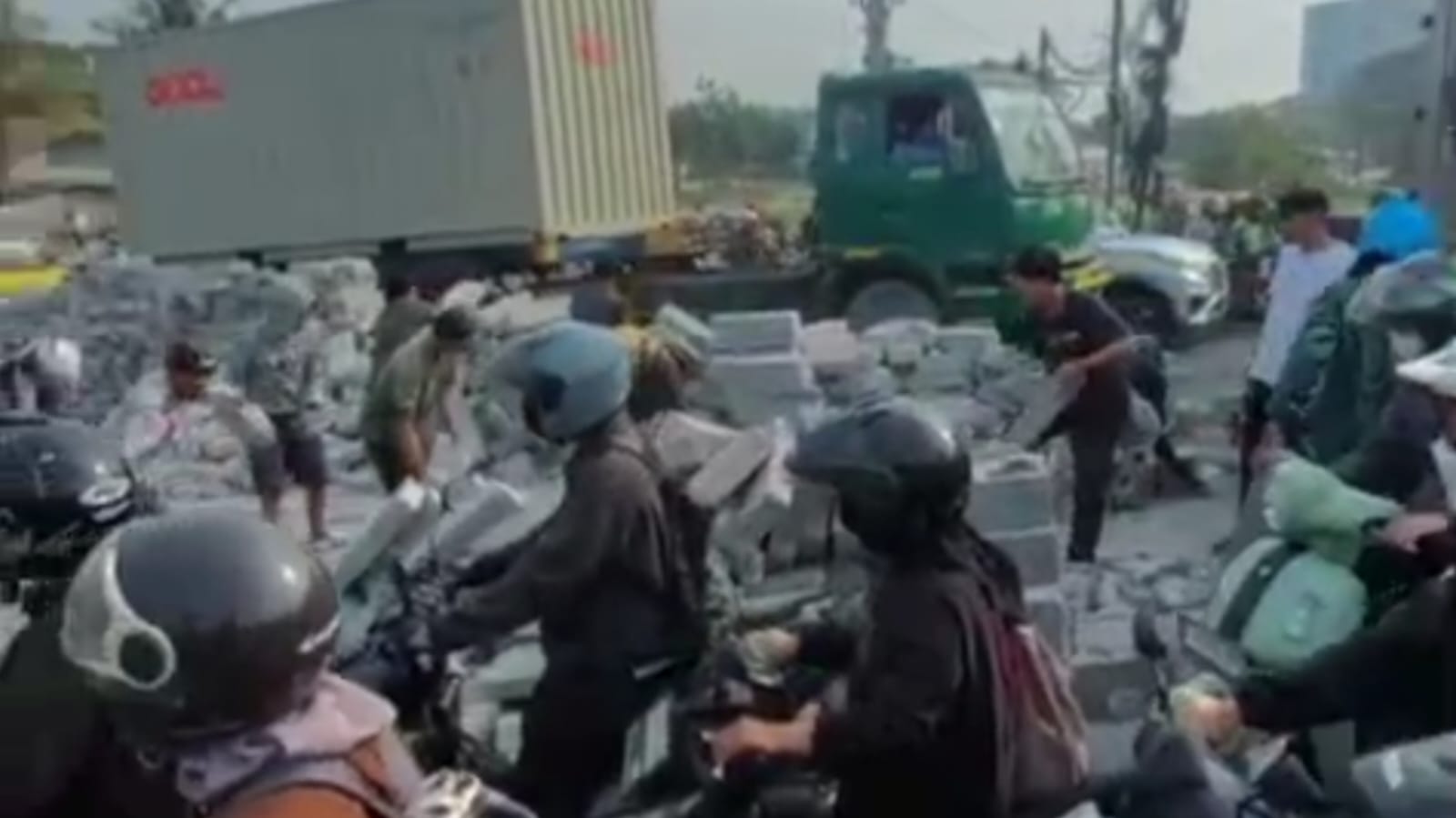TRUK PENGANGKUT BATAKO TERGULING DI PERBATASAN BEKASI‑CAKUNG, LALU LINTAS MACET TOTAL PAGI HARI