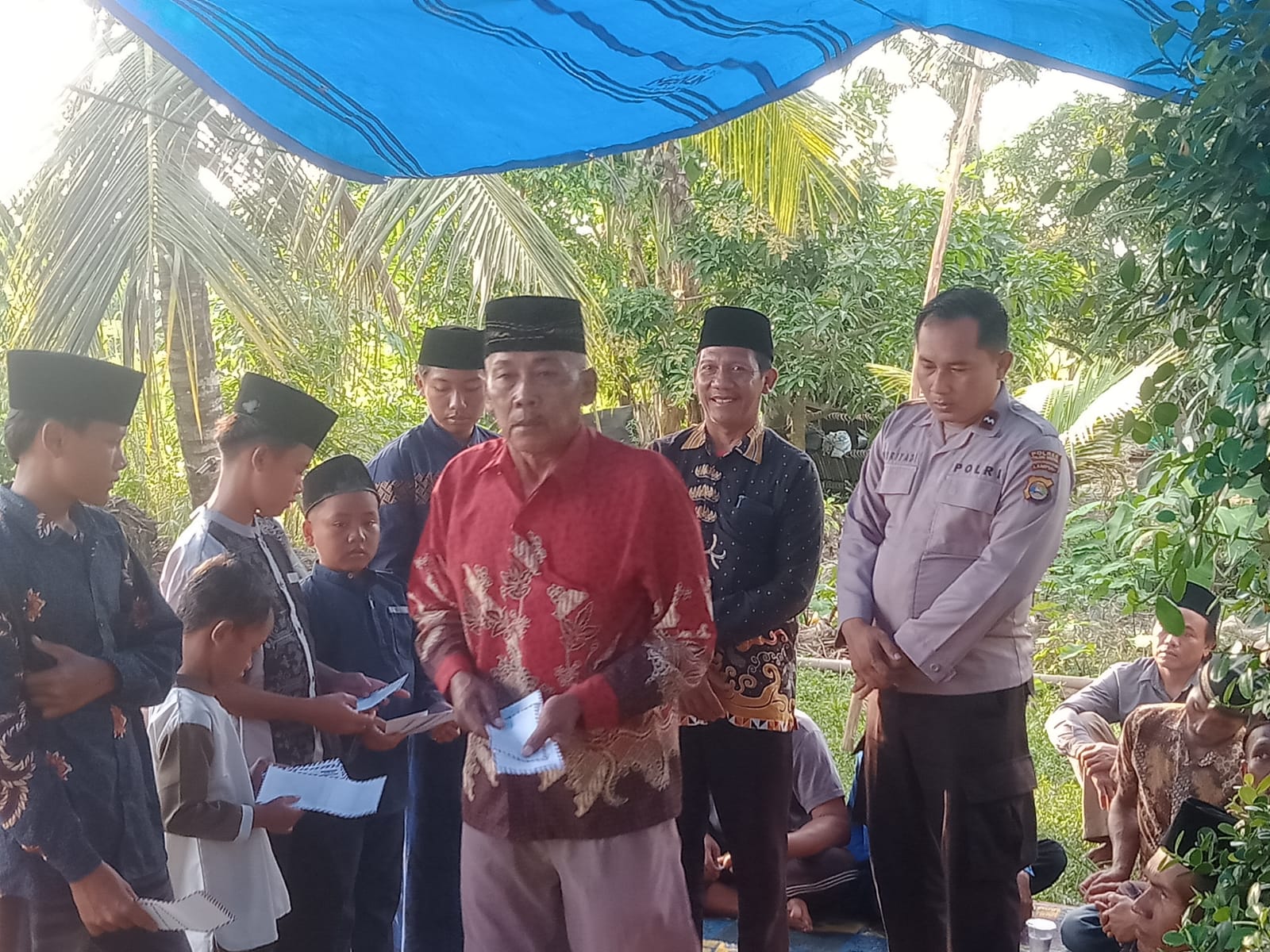 Peringati Bulan Muharam, Kapolsek Dente Teladas Berikan Santunan dan Pererat Ikatan Dengan Warga Pasiran Jaya