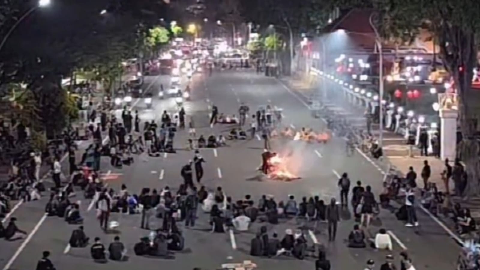 Unjuk Rasa di Grahadi Surabaya: Awalnya Damai, Memanas Setelah ada Penyerangan dan Perusakan Oleh Kelompok Tak Dikenal