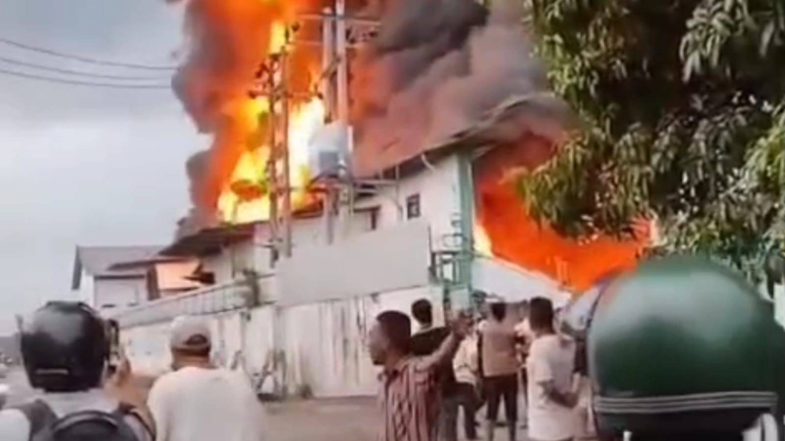 KEBAKARAN HEBAT MELANDA GUDANG BAHAN BAKU SEPATU DI DELI SERDANG, SEBAGIAN BANGUNAN ROBOH