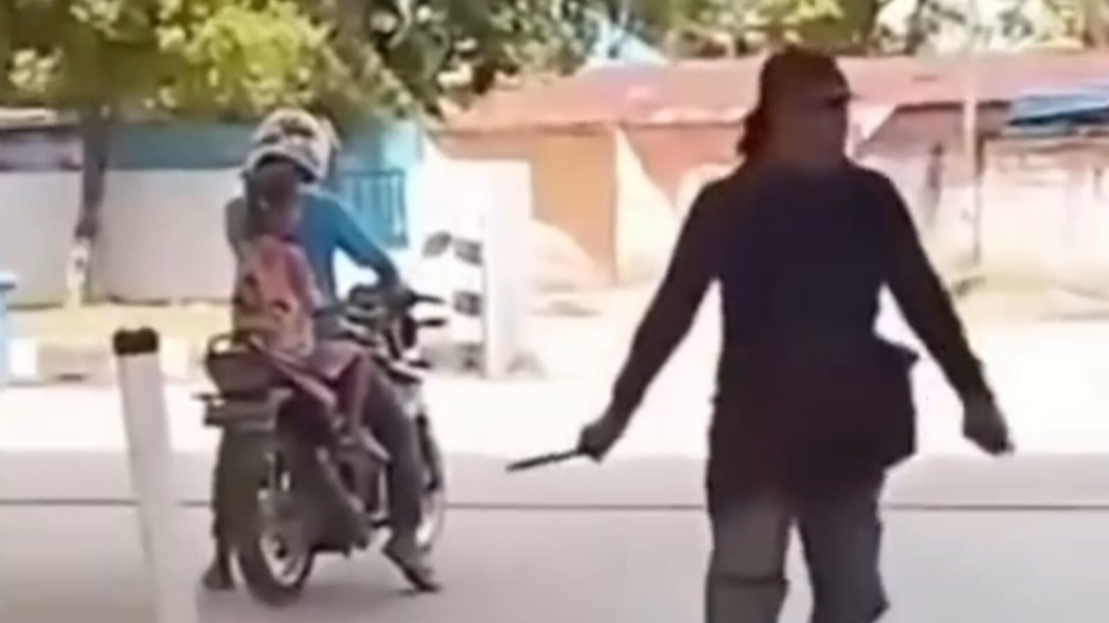 NGAMUK BAWA PARANG KARENA DITEGUR SEROBOT ANTREAN BBM, PRIA DI KENDARI JADI BURONAN POLISI