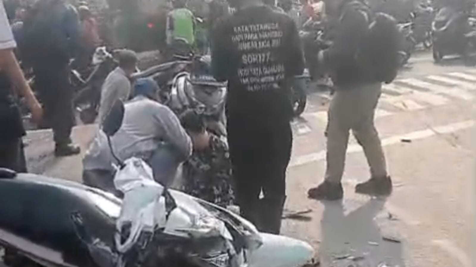 TRUK MELAJU TAK TERKENDALI: KECELAKAAN BERANTAKAN DI SIMPANG UNISMA RENGGUT SATU NYAWA