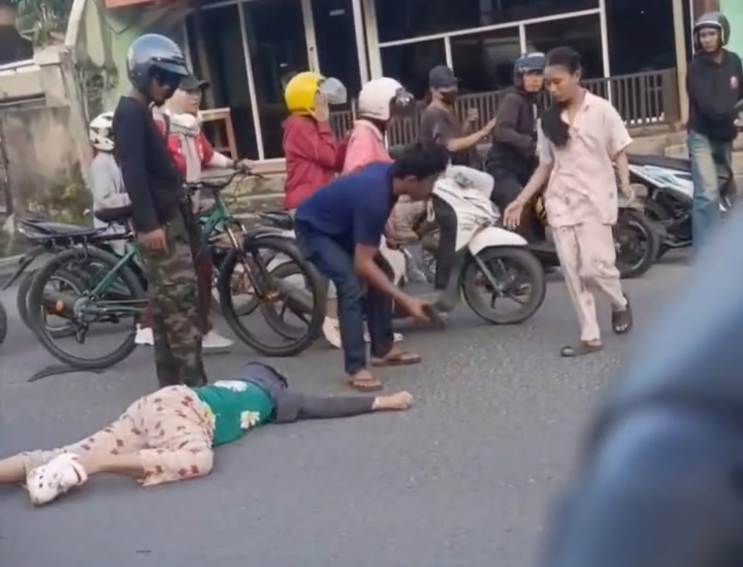Ibu-Ibu Pengendara Motor Terjatuh dan Kejang Usai Ditabrak Mobil di Bandar Lampung, Pengemudi Sempat Kabur