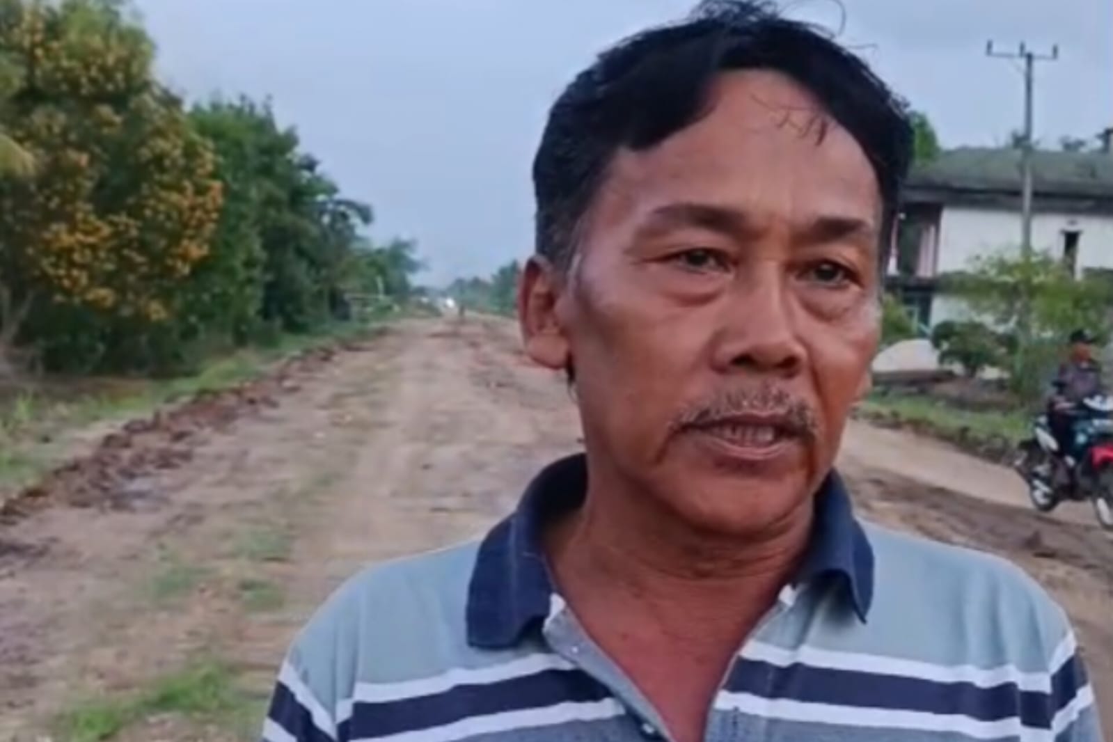 Warga Dusun Hasan Bulan ucapkan terima kasih kepada Kapolsek Dente Teladas atas keberhasilan perbaikan jalan