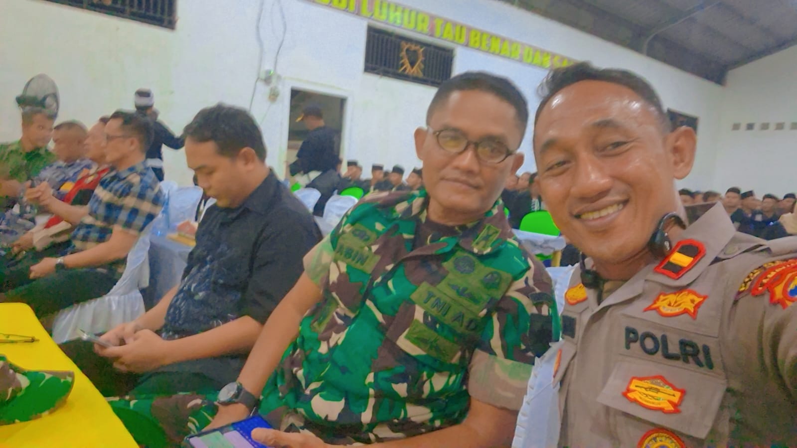 Hari libur bukan halangan, Kapolsek Dente Teladas dan jajarannnya tetap hadir bersama warga perbaiki jalan dan lingkungan