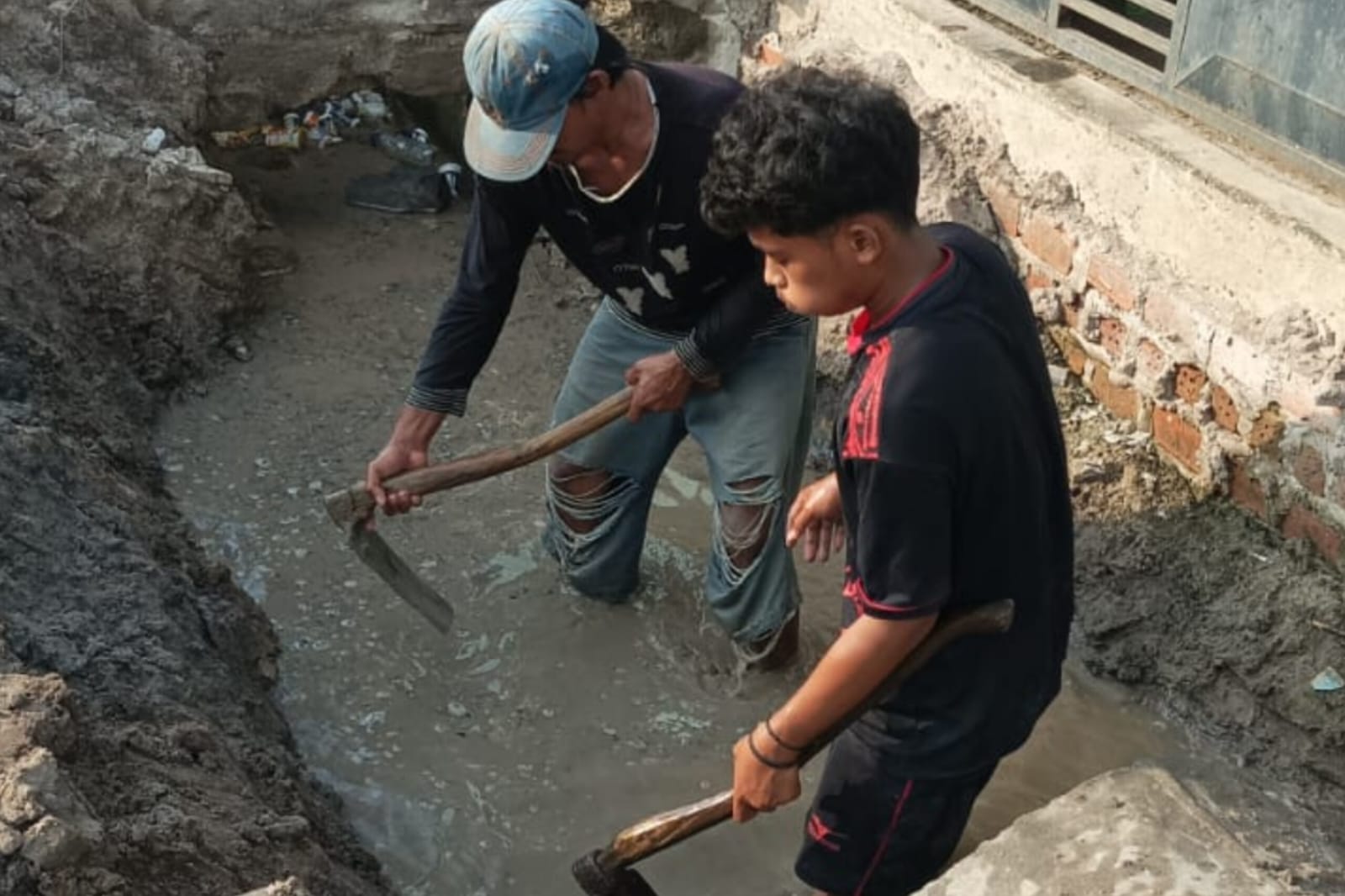 Warga Dusun Pasir Sari Perbaiki Drainase dan Gorong-gorong, Dukung Arahan Kapolsek Dente Teladas