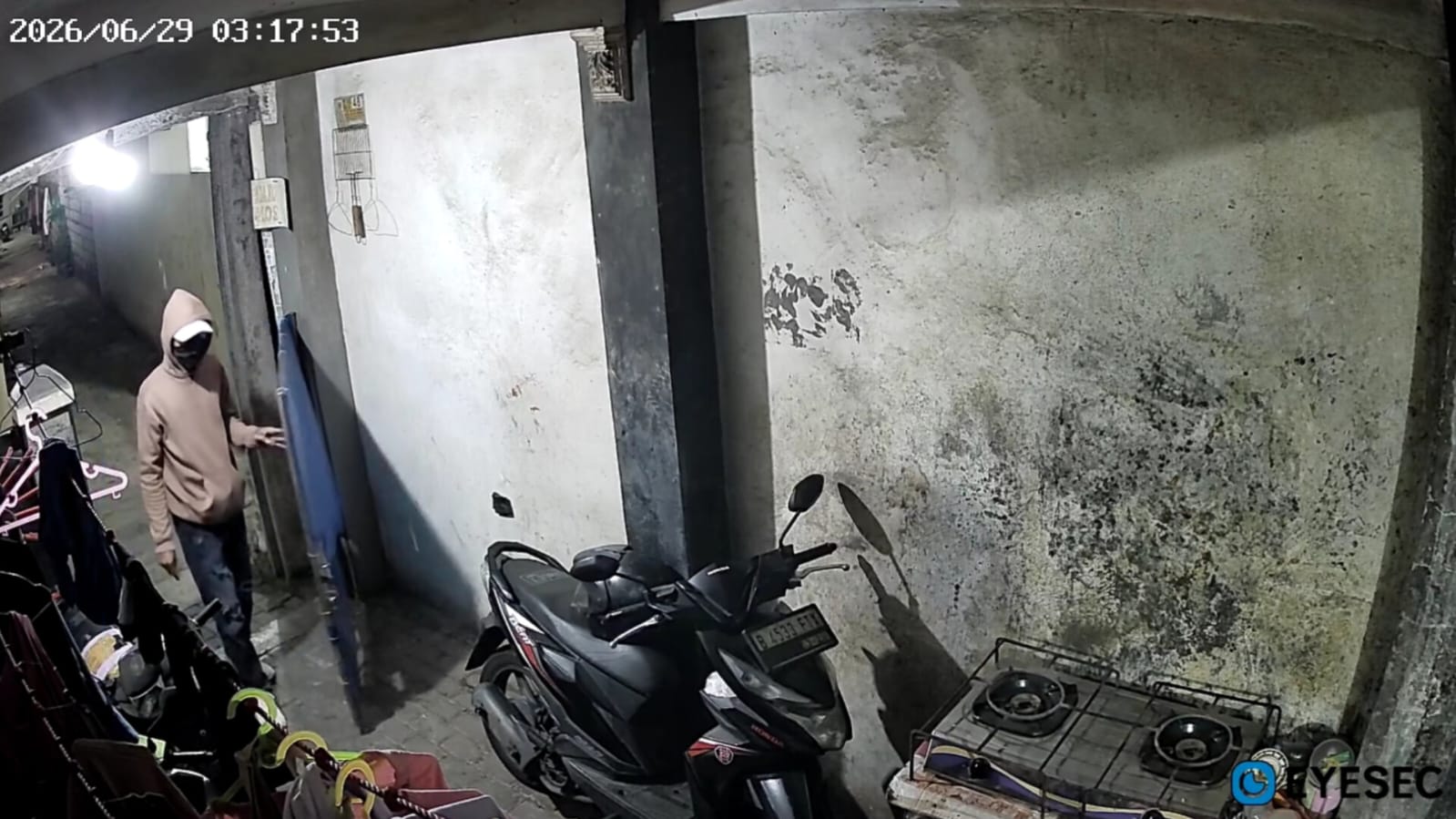 SEPEDA MOTOR MATIK DICURI DI DEPAN KONTRAKAN, AKSI PELAKU TEREKAM JELAS KAMERA PENGAWAS SEPEDA MOTOR MATIK DICURI DI DEPAN KONTRAKAN, AKSI PELAKU TEREKAM JELAS KAMERA PENGAWAS