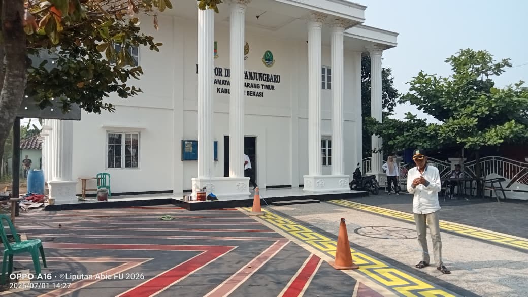 Tampil Beda Sambut HUT RI ke-81, Kantor Desa Tanjungbaru Bersolek dengan Nuansa “Nyentrik” dan Patriotik
