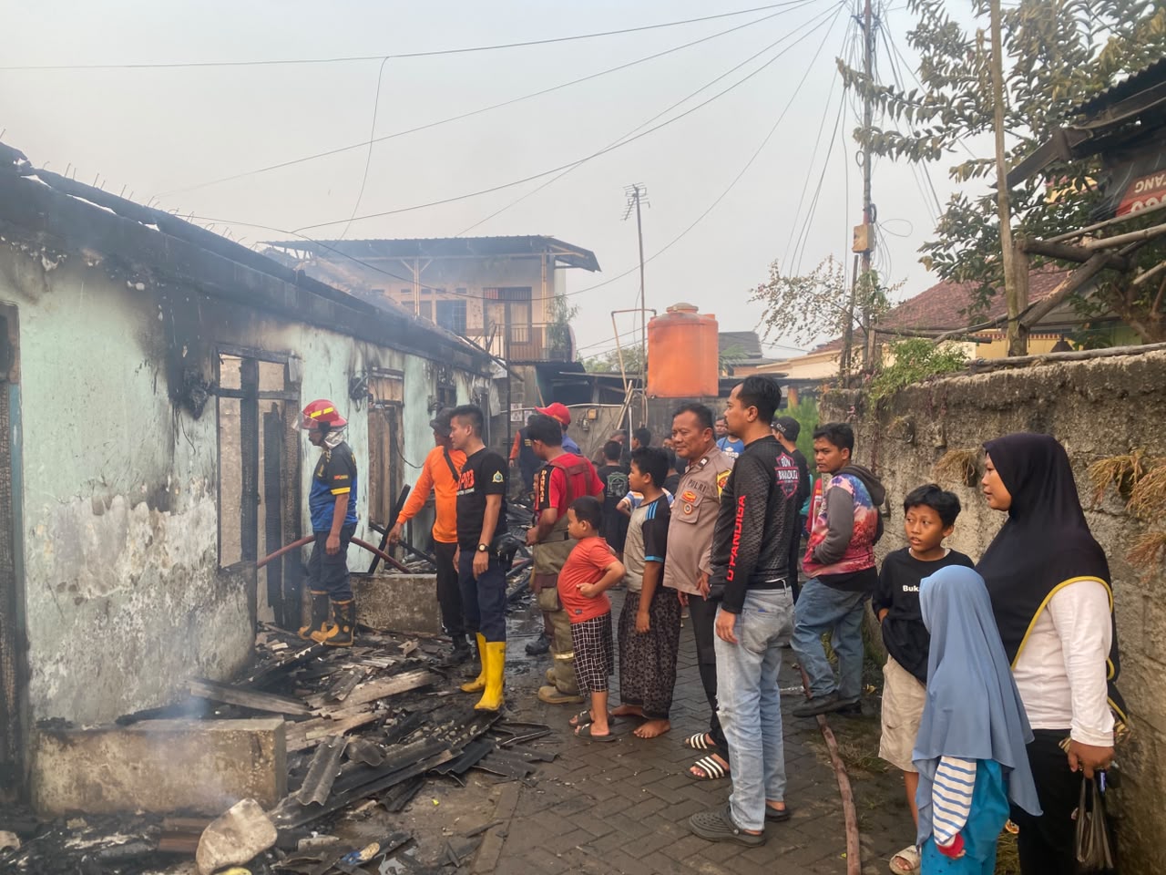 Polsek Pasar Kemis Gerak Cepat Tangani Kebakaran Kontrakan, Api Berhasil Dicegah Meluas Polsek Pasar Kemis Gerak Cepat Tangani Kebakaran Kontrakan, Api Berhasil Dicegah Meluas