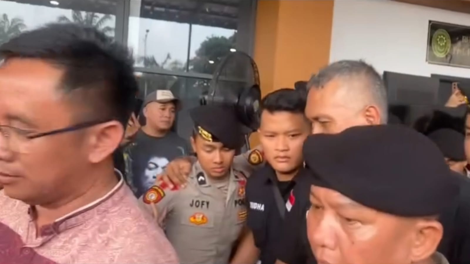 Keluarga dan Kerabat Korban Kubu Mata Elang Cekcok dengan Aparat Usai Sidang: Protes Enam Terdakwa Masih Ditahan di Rutan Polda Metro Jaya