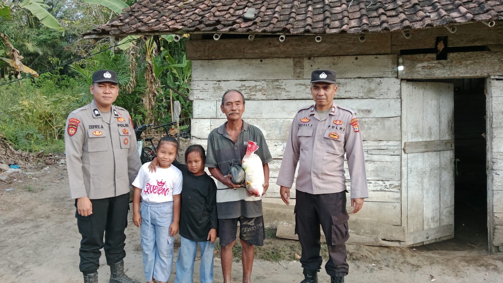 Sambut Hut Bhayangkara Ke‑80, Polsek Dente Teladas Gelar Bakti Sosial “Jumat Berkah” Bagikan Bantuan Kepada Warga Kurang Mampu Sambut Hut Bhayangkara Ke‑80, Polsek Dente Teladas Gelar Bakti Sosial “Jumat Berkah” Bagikan Bantuan Kepada Warga Kurang Mampu