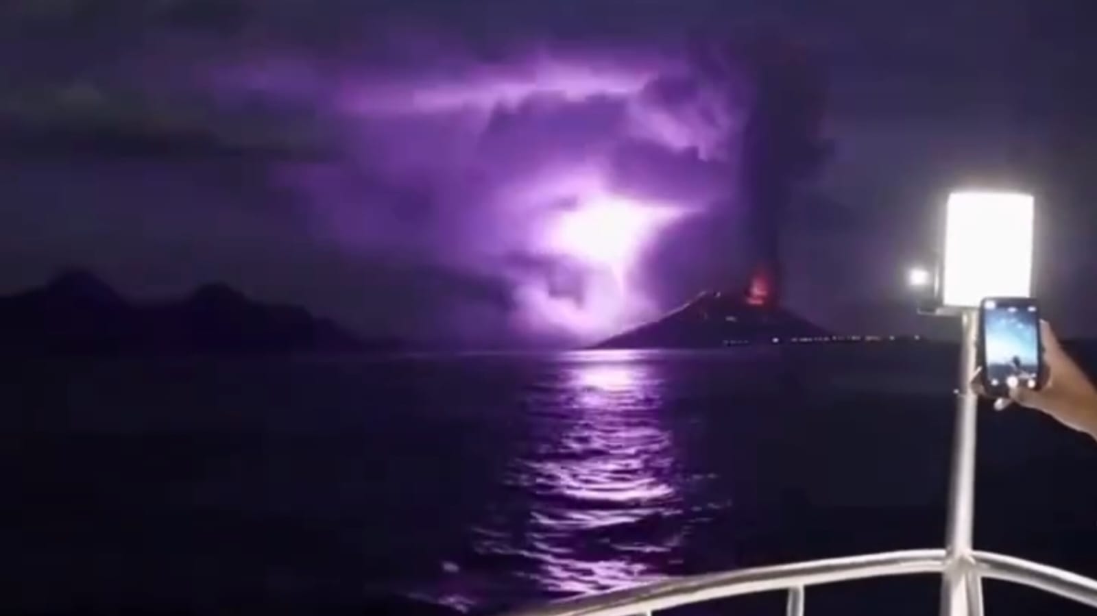 Badan Geologi Naikan Status Gunung Anakk Krakatau Jadi Tingkat III Siaga: Suplai Magma Terdeteksi Menuju Permukaan, Radius Aman 5 Kilometer