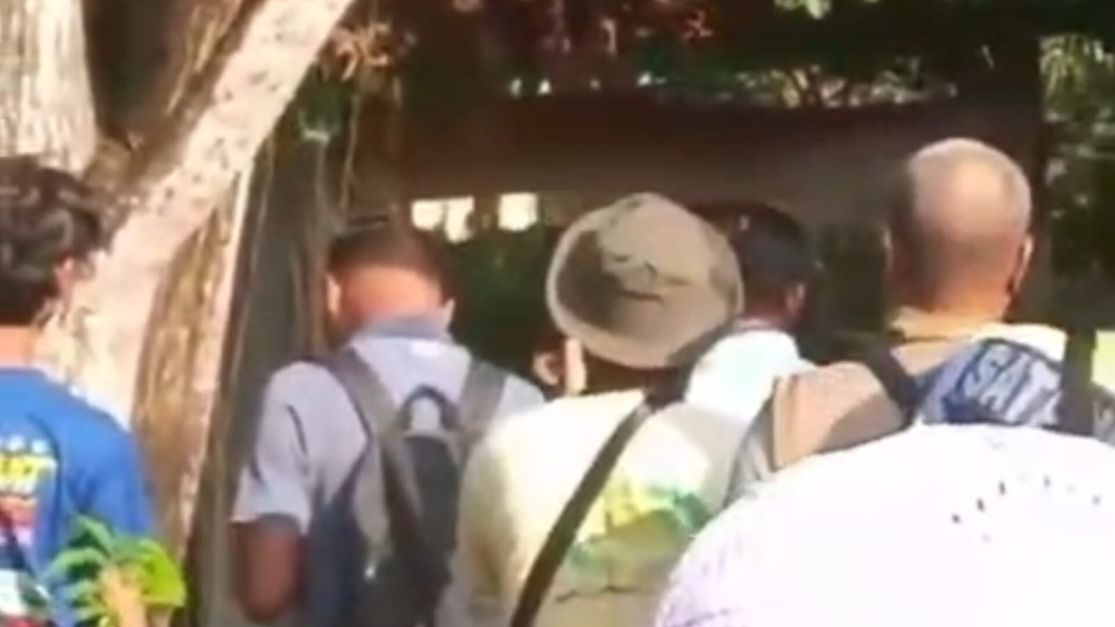 WARGA SAGULUNG DIKEJUTKAN PENEMUAN JENAZAH PRIA DI SIMPANG PERUMAHAN; POLREST BARELANG LAKUKAN PEMERIKSAAN DAN PENYELIDIKAN
