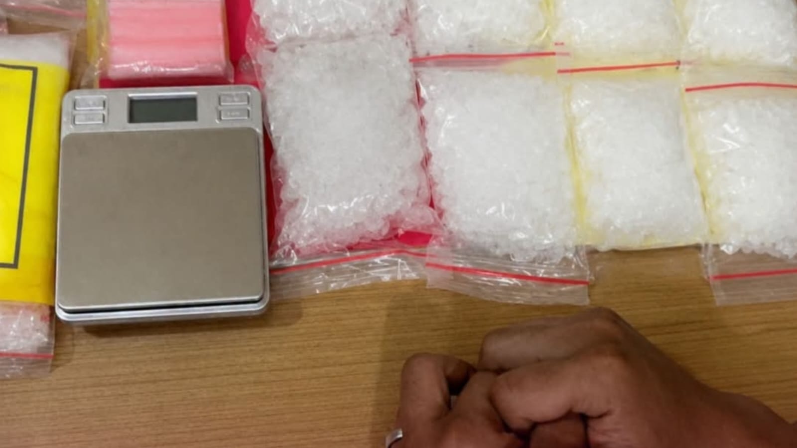 Dua Anggota Aparat Beserta Empat Orang Lain Diamankan di Bakauheni: Diduga Terlibat Peredaran Sabu dan Ekstasi, Barang Bukti Berhasil Disita Dua Anggota Aparat Beserta Empat Orang Lain Diamankan di Bakauheni: Diduga Terlibat Peredaran Sabu dan Ekstasi, Barang Bukti Berhasil Disita