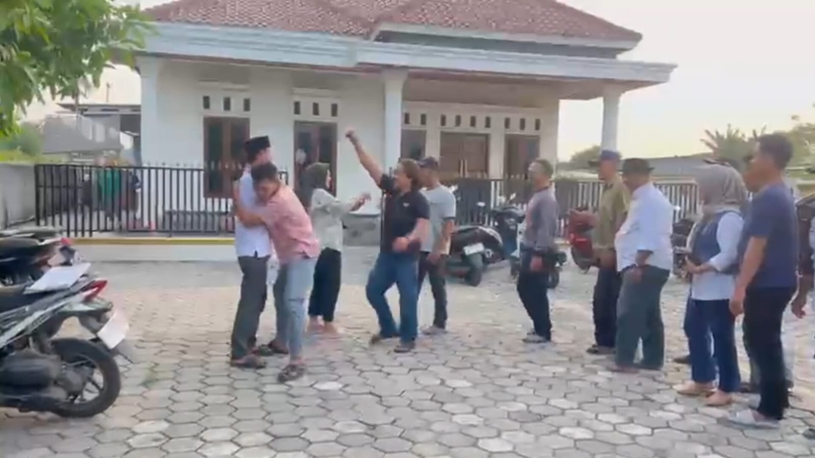 Viral, Video Bakal Calon Kades Sukaraja Bagi Uang Rp100 Ribu Per Orang Sambil Joget, Dugaan Politik Uang Terbuka di Tengah Masyarakat