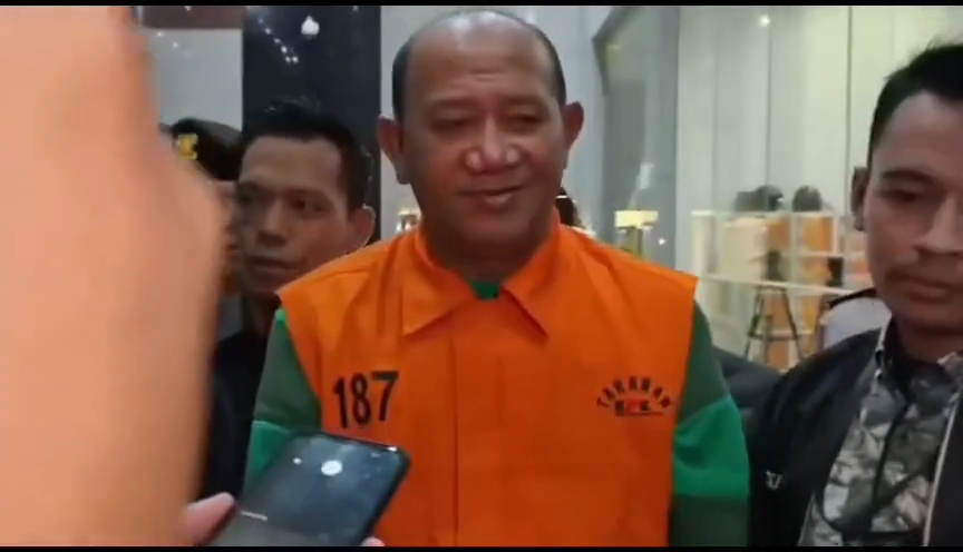 SENYUM BUPATI LANGKAT SYAH AFANDIN TAK LUNTUR MESKI KENAKAN ROMPI TAHANAN KPK SETELAH DIPERIKSA: OTT KEMBALI TERJADI, MODUS FEE PROYEK JADI SASARAN