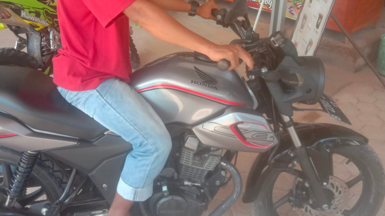 VIRAL DI TULANGBAWANG: KERJA JADI PENEBANG TEBU SEBAGAI KEDOK, PEMUDA INI CURI MOTOR DAN BARANG MILIK TEMAN SEKERJA
