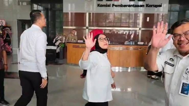 KETUA BADAN GIZI NASIONAL NANIK S DEYANG MENDATANGI KPK, SOSOKNYA TAK TERLIHAT LAGI USAI RAPAT DUA JAM