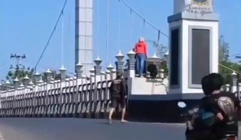 AKSI CEPAT WARGA DAN POLSEK KEDUNGWUNI GAGALKAN UPAYA MENYELAMATKAN DIRI PEREMPUAN DI JEMBATAN SUROBAYAN