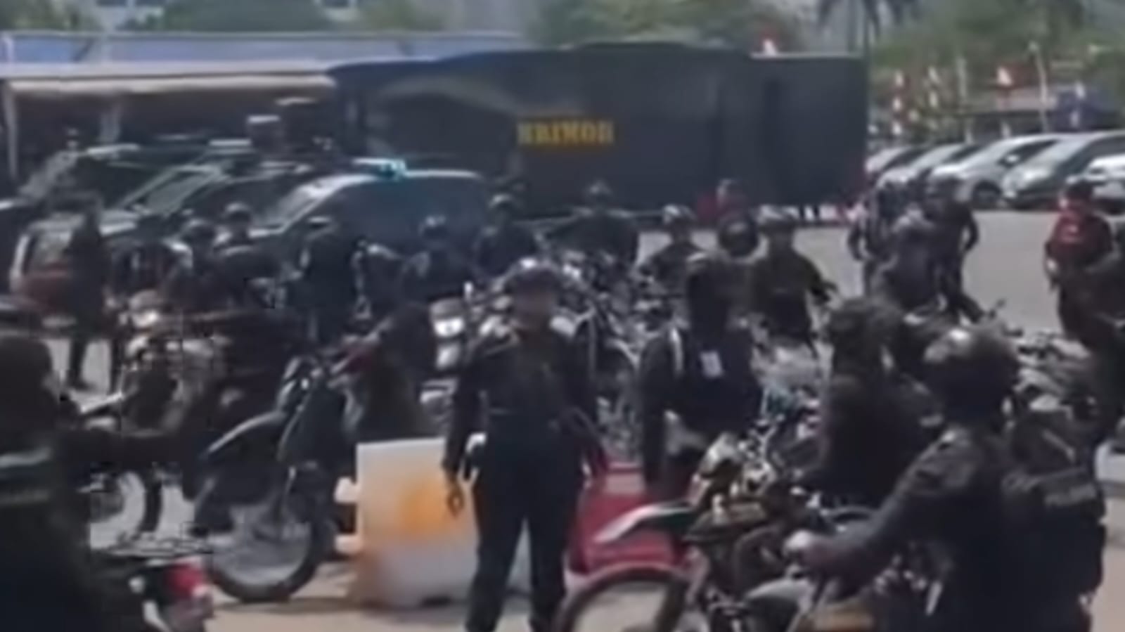 Ketatnya Penjagaan di Mabes Polri: Rantis Brimob Bersiaga di Tengah Pengusutan Tiga Kasus Korupsi Besar Atensi Presiden
