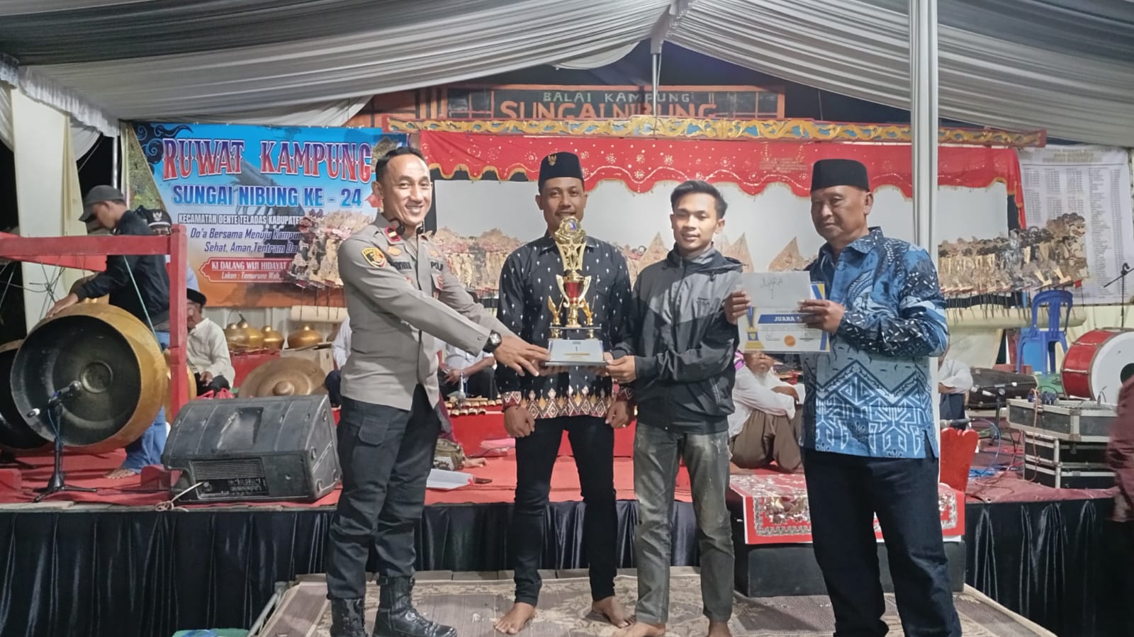 Kapolsek Dente Teladas Hadiri Ruwat Kampung Sungai Nibung, Beri Santunan Anak Yatim