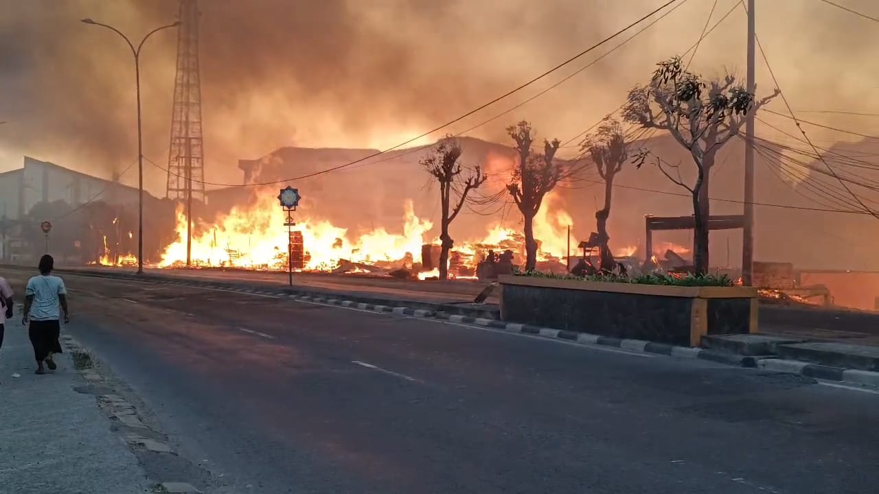 Kebakaran Hebat Melanda Kawasan Kedungwaringin Bekasi: Puluhan Lapak dan Rumah Hangus Terbakar, 8 Unit Mobil Damkar Diterjunkan