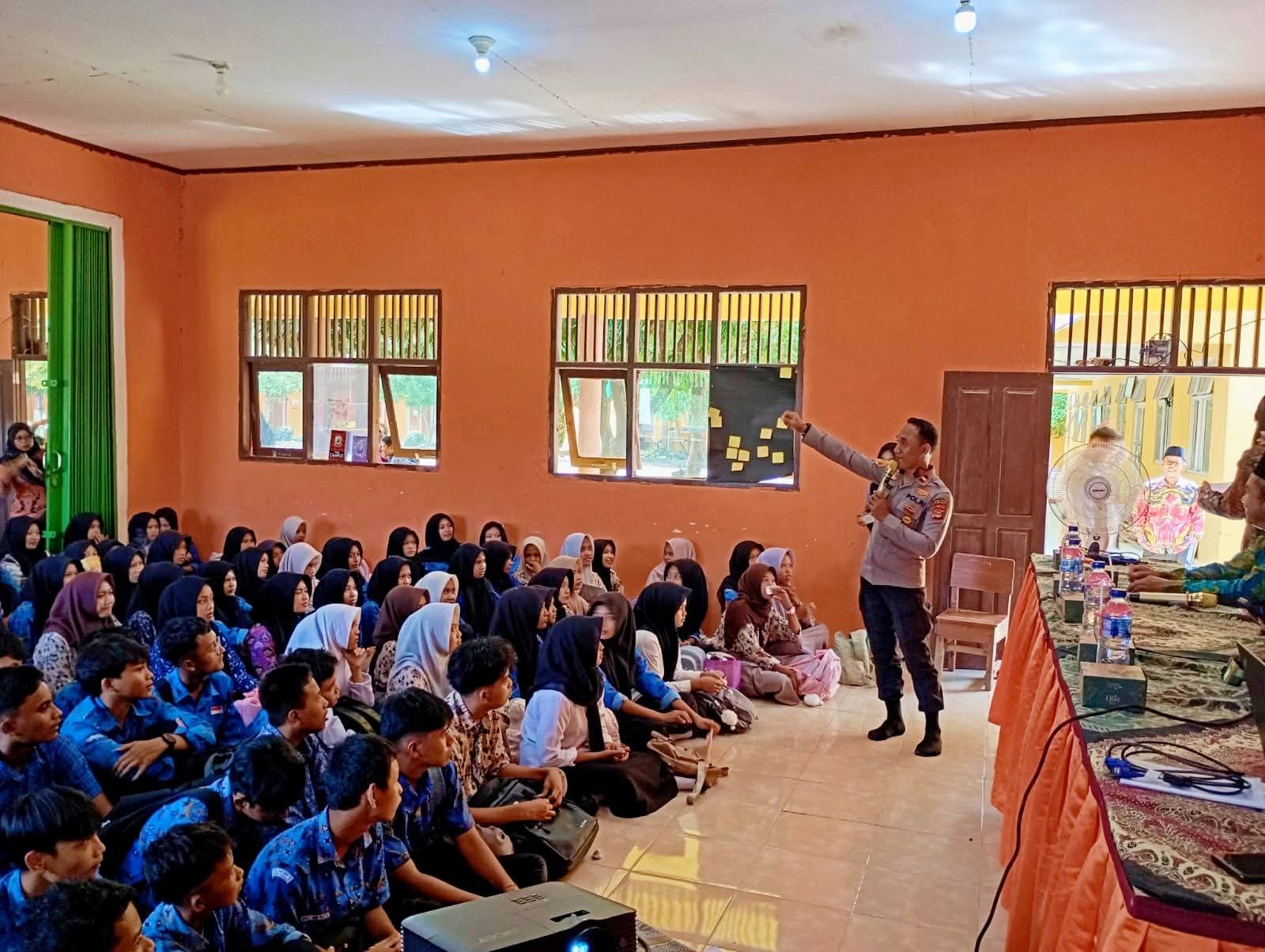 Polsek Dente Teladas Gelar Sosialisasi Bahaya NAPZA di SMAN 1 Dente Teladas, Beri Santunan Anak Yatim