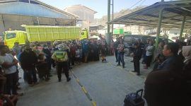 Warga Alami Sesak Nafas, Emak-emak Geruduk PT Kurnia Marmer di Bandung Barat