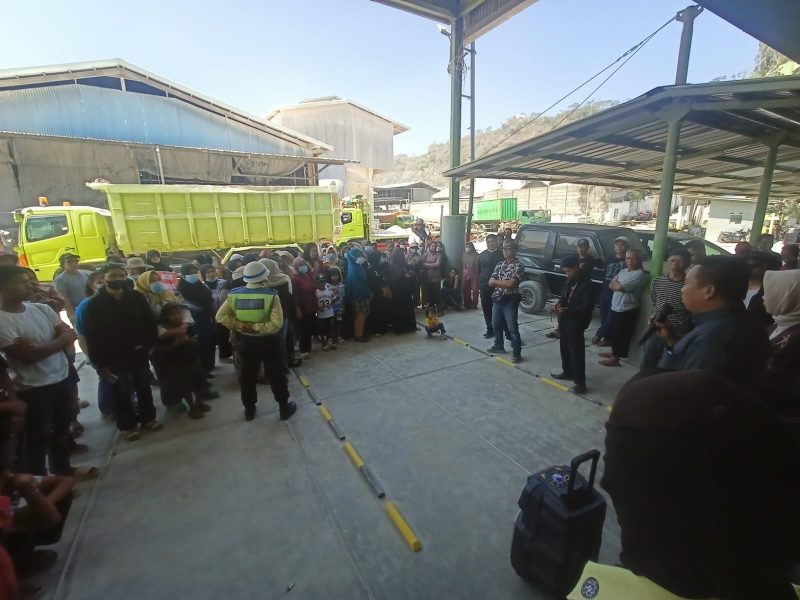 Warga Alami Sesak Nafas, Emak-emak Geruduk PT Kurnia Marmer di Bandung Barat