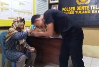 Peduli Korban Lansia, Kapolsek Dente Teladas Beri Santunan Rp2 Juta untuk Nenek Korban Pencurian di Tulang Bawang