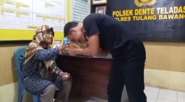 Peduli Korban Lansia, Kapolsek Dente Teladas Beri Santunan Rp2 Juta untuk Nenek Korban Pencurian di Tulang Bawang