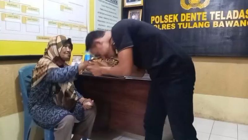 Peduli Korban Lansia, Kapolsek Dente Teladas Beri Santunan Rp2 Juta untuk Nenek Korban Pencurian di Tulang Bawang