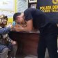 Peduli Korban Lansia, Kapolsek Dente Teladas Beri Santunan Rp2 Juta untuk Nenek Korban Pencurian di Tulang Bawang