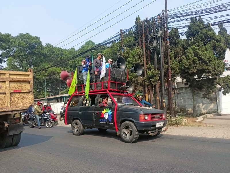 Koalisi Tujuh Serikat Buruh Long March ke Kantor Bupati Bandung Barat