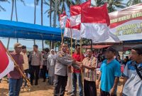 Sambut HUT RI ke-81, Polresta Barelang Bagikan Ratusan Bendera dan 100 Paket Bansos di Sembulang Galang