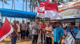 Sambut HUT RI ke-81, Polresta Barelang Bagikan Ratusan Bendera dan 100 Paket Bansos di Sembulang Galang