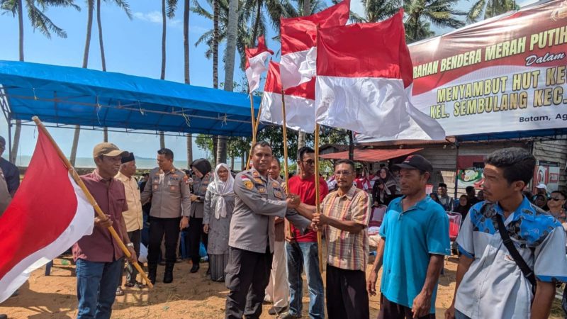Sambut HUT RI ke-81, Polresta Barelang Bagikan Ratusan Bendera dan 100 Paket Bansos di Sembulang Galang