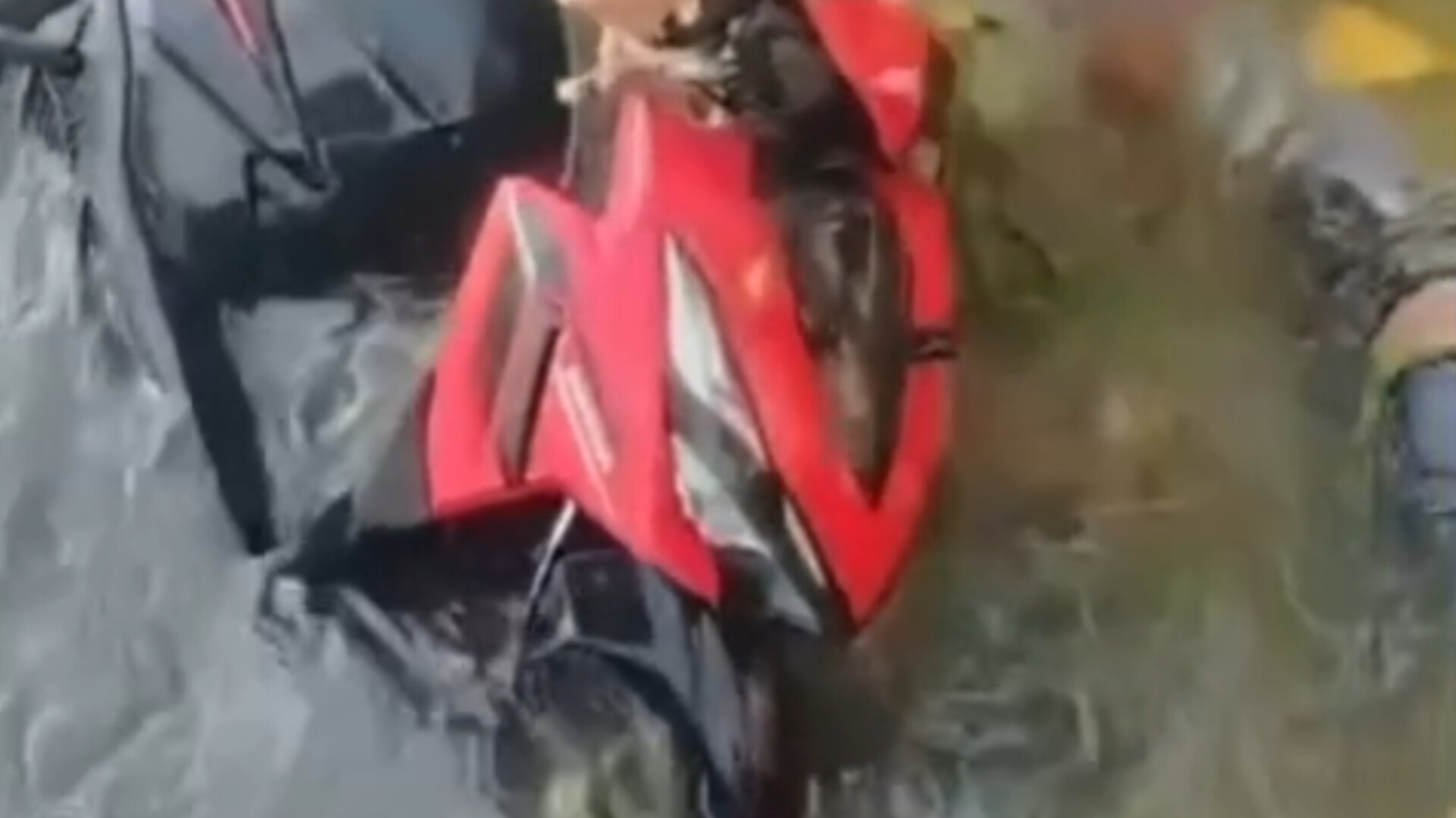 Diduga Mabuk Berat, Pengendara Motor di Tulungagung Ditemukan Tewas Kecebur Sungai