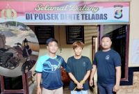 Foto: Kanan dan kiri Personel Reskrim Polsek Dente Teladas

Foto: Tengah Suhendra (pelaku)