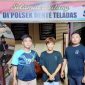 Foto: Kanan dan kiri Personel Reskrim Polsek Dente Teladas

Foto: Tengah Suhendra (pelaku)