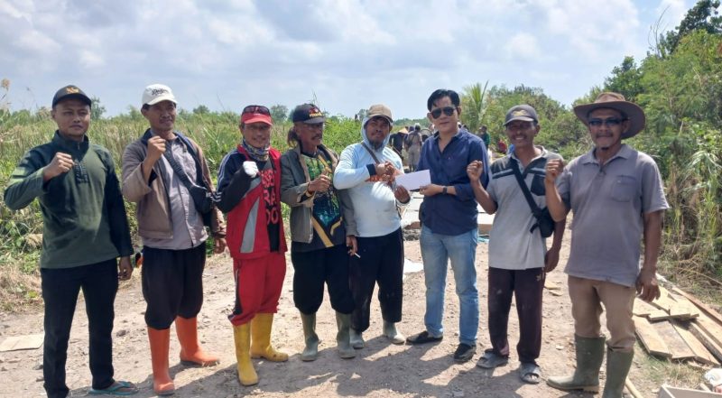 Jalan Licin Bikin Anak SD Jatuh ke Parit, Warga 3 Kampung di Tulang Bawang Akhirnya Cor Jalan Sendiri