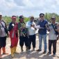 Jalan Licin Bikin Anak SD Jatuh ke Parit, Warga 3 Kampung di Tulang Bawang Akhirnya Cor Jalan Sendiri