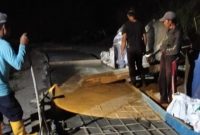 Gotong Royong Hingga Malam, Warga Bratasena Adiwarna dan Bratasena Mandiri Cor Jalan Penghubung Tiga Kampung