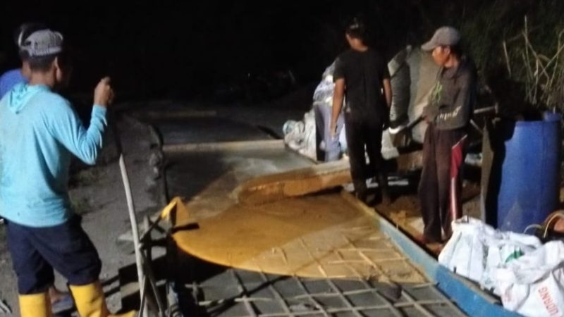 Gotong Royong Hingga Malam, Warga Bratasena Adiwarna dan Bratasena Mandiri Cor Jalan Penghubung Tiga Kampung