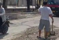 Jalan Akses Pemkab Bekasi di Tegal Danas Berdebu Tebal Akibat Ceceran Cor Truk Molen, Warga Mengeluh Sesak