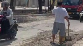 Jalan Akses Pemkab Bekasi di Tegal Danas Berdebu Tebal Akibat Ceceran Cor Truk Molen, Warga Mengeluh Sesak