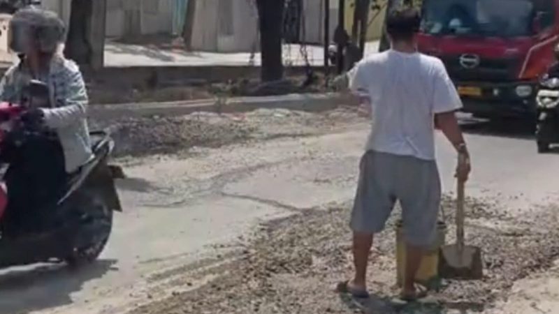 Jalan Akses Pemkab Bekasi di Tegal Danas Berdebu Tebal Akibat Ceceran Cor Truk Molen, Warga Mengeluh Sesak